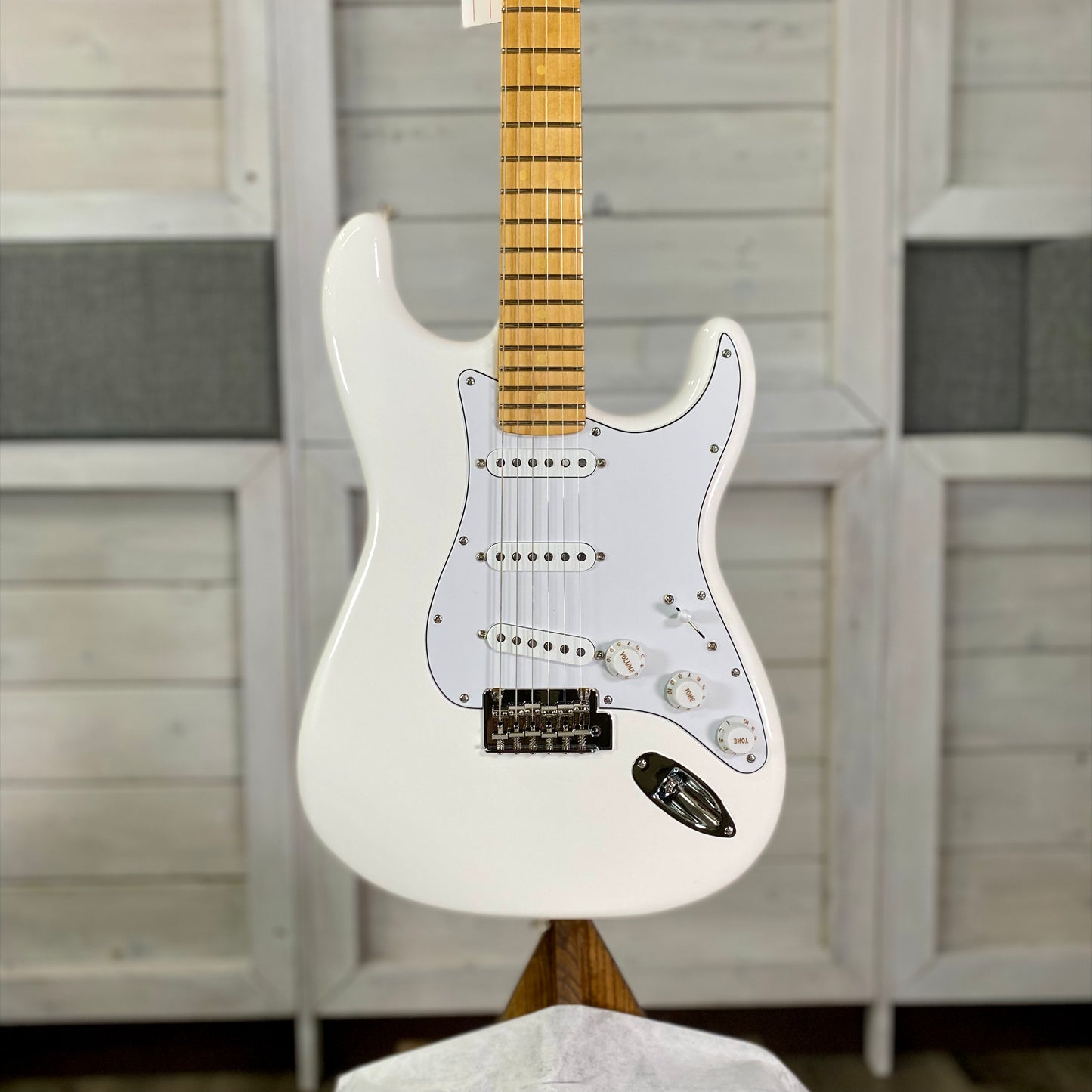 Fender Limited Edition Player II Stratocaster With Matching Headstock electric guitar in Polar White – view 3