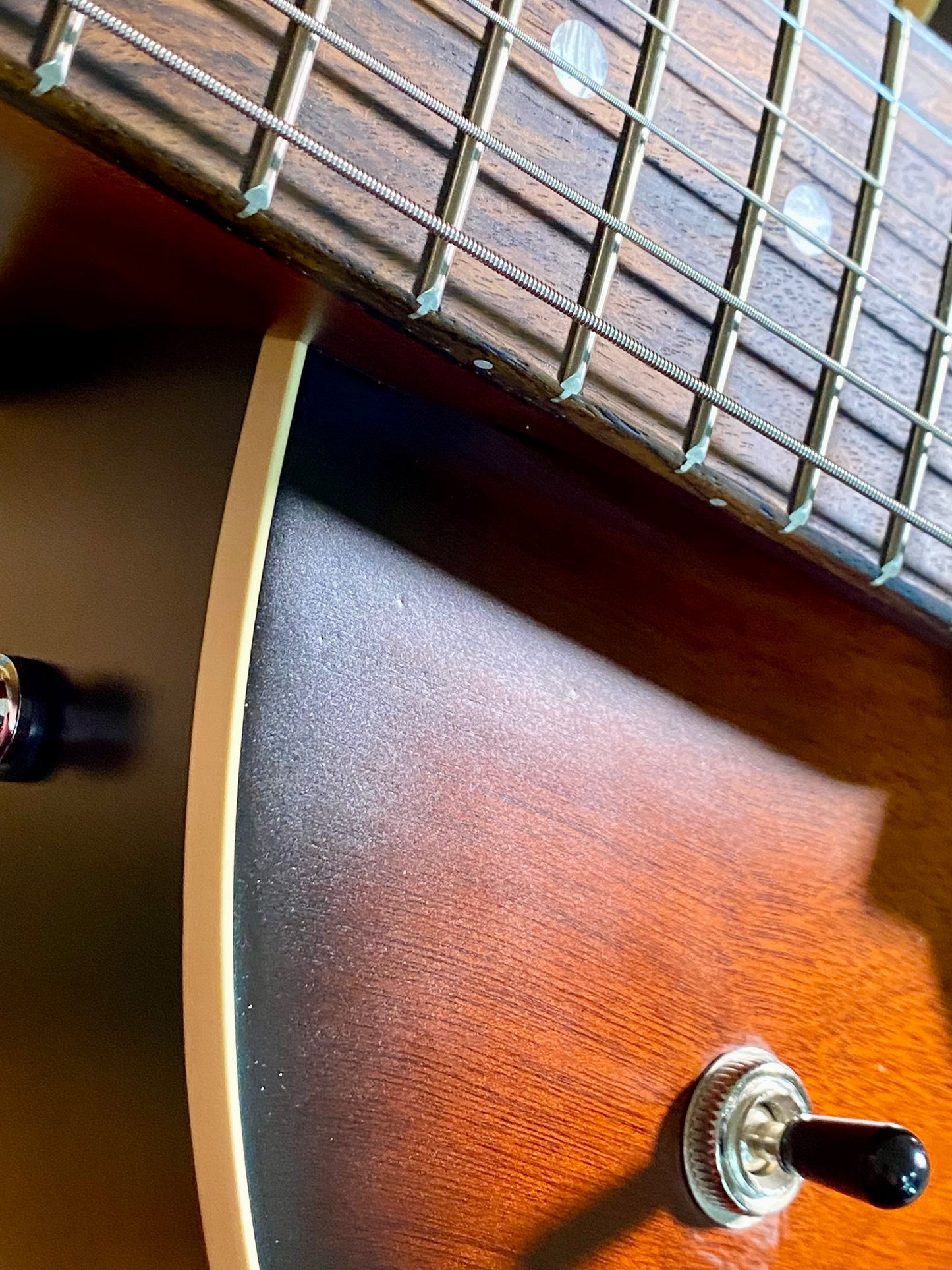 Godin 5th Avenue CW Kingpin II SF Vintage Burst