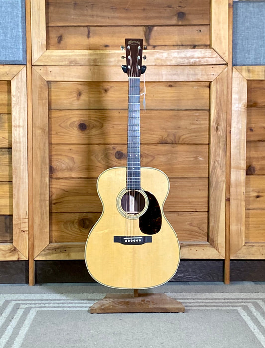 Martin Standard Series 000-28 With Molded Hardshell Case
