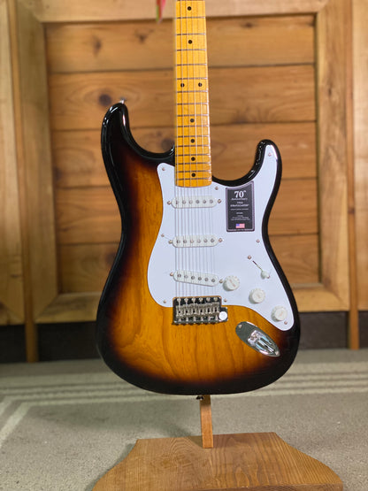 Fender – 70th Anniversary American Vintage II 1954 Stratocaster in Two Tone Sunburst