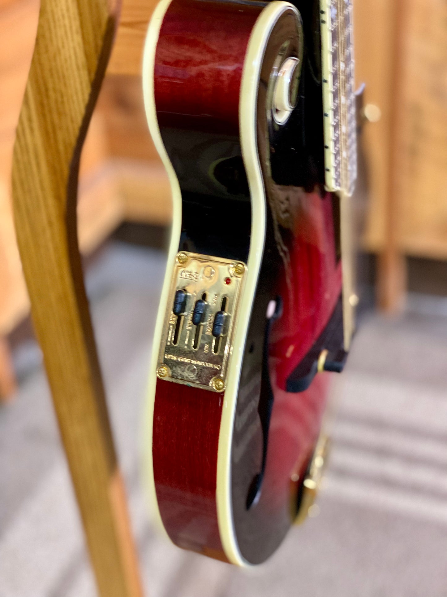 Washburn Electric Acoustic Mandolin With Hardcase All solid woods - Transparent Wine Red USED