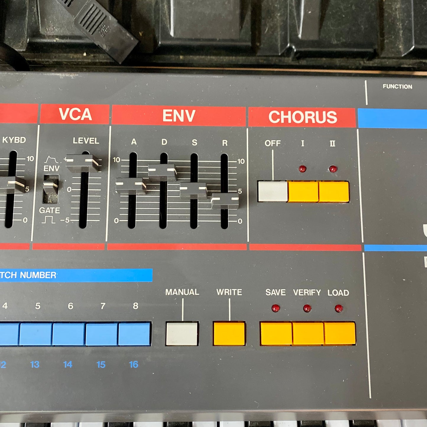 Roland Juno-106 61-Key Programmable Polyphonic Synthesizer Used