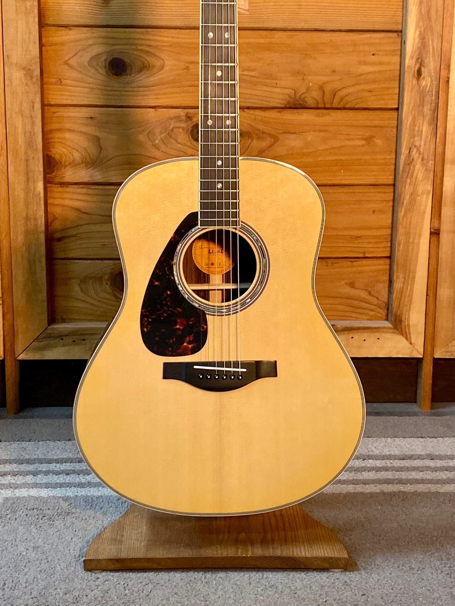 Yamaha LL16L A.R.E.  Electric/Acoustic Guitar- Lefty, Rosewood Back and Sides