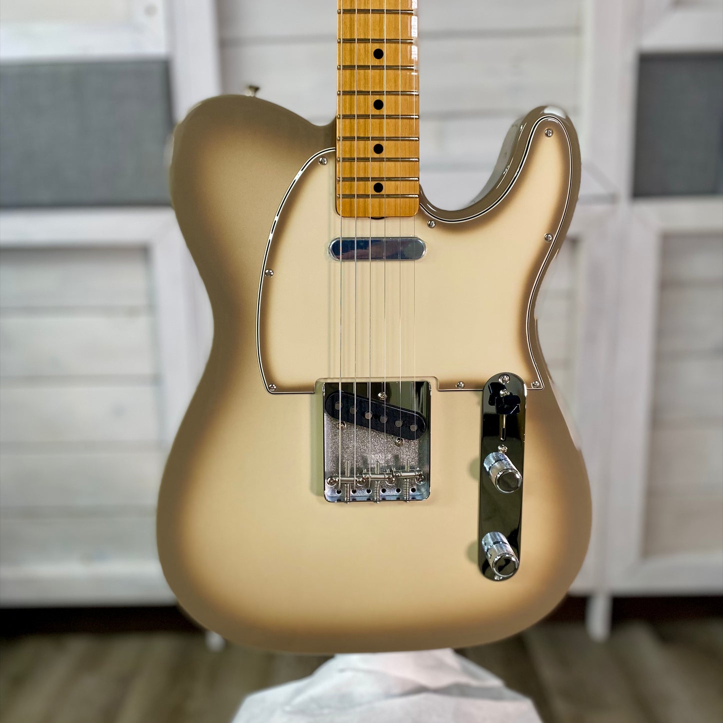 Fender Limited Edition Vintera '60s Telecaster with Maple Fingerboard in Antigua