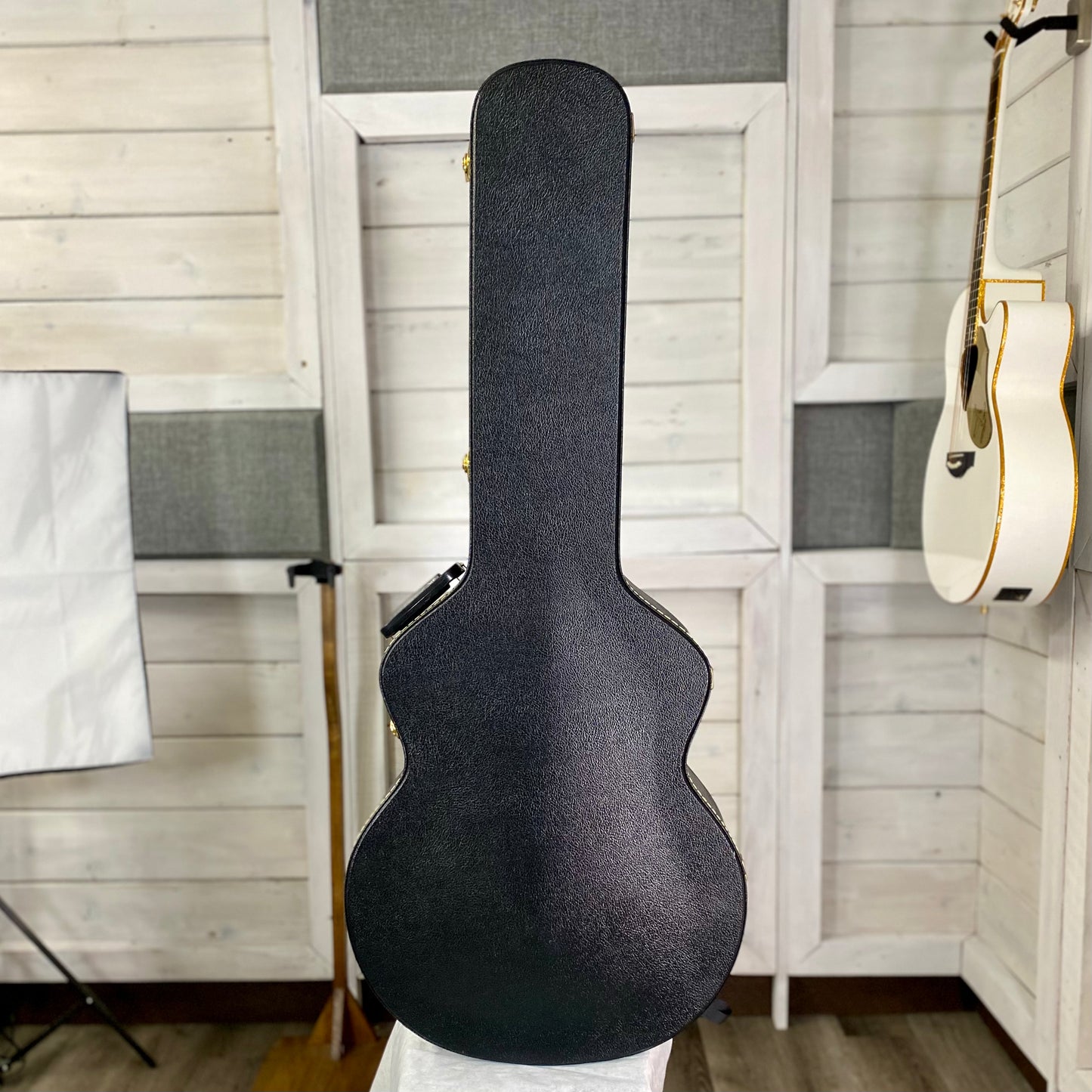 Gretsch G5022CWFE Rancher Falcon Jumbo Electric Acoustic Guitar With Hardshell Case in White USED