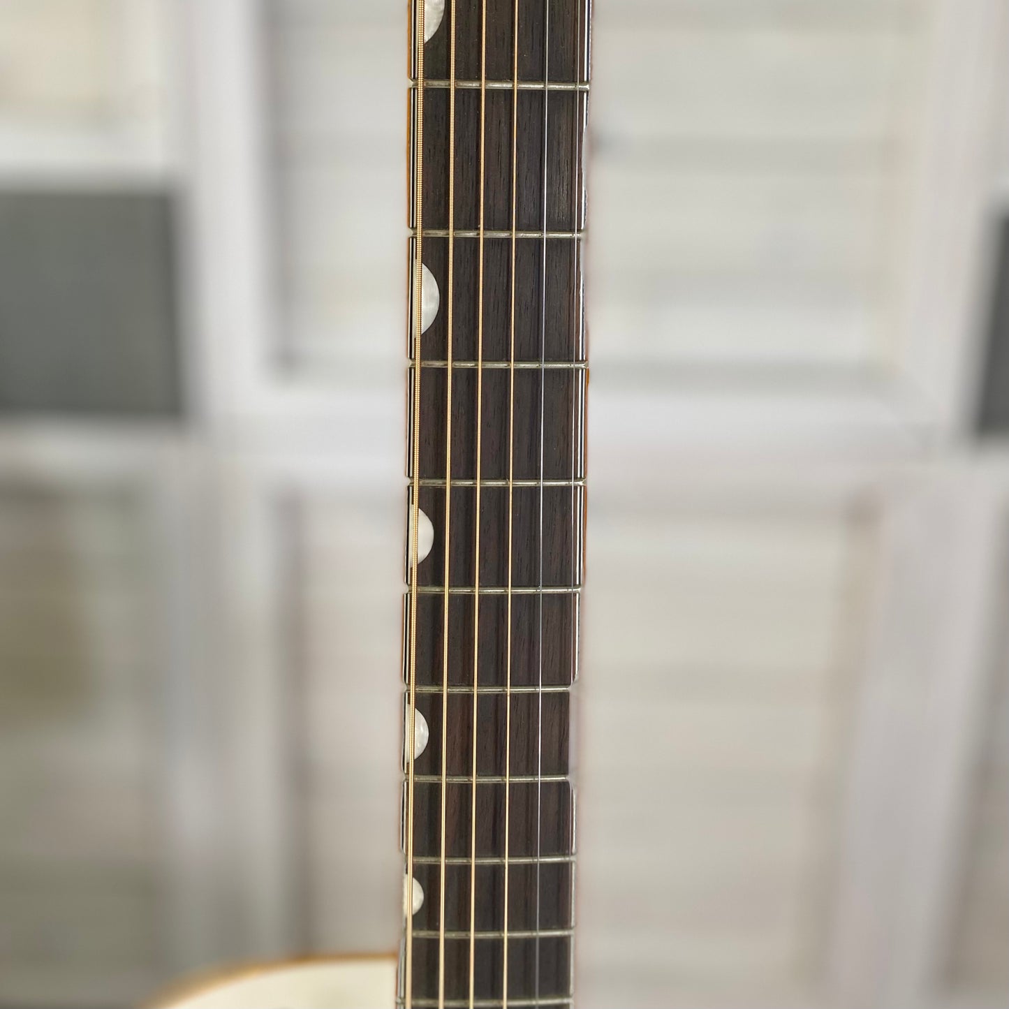 Gretsch G5022CWFE Rancher Falcon Jumbo Electric Acoustic Guitar With Hardshell Case in White USED