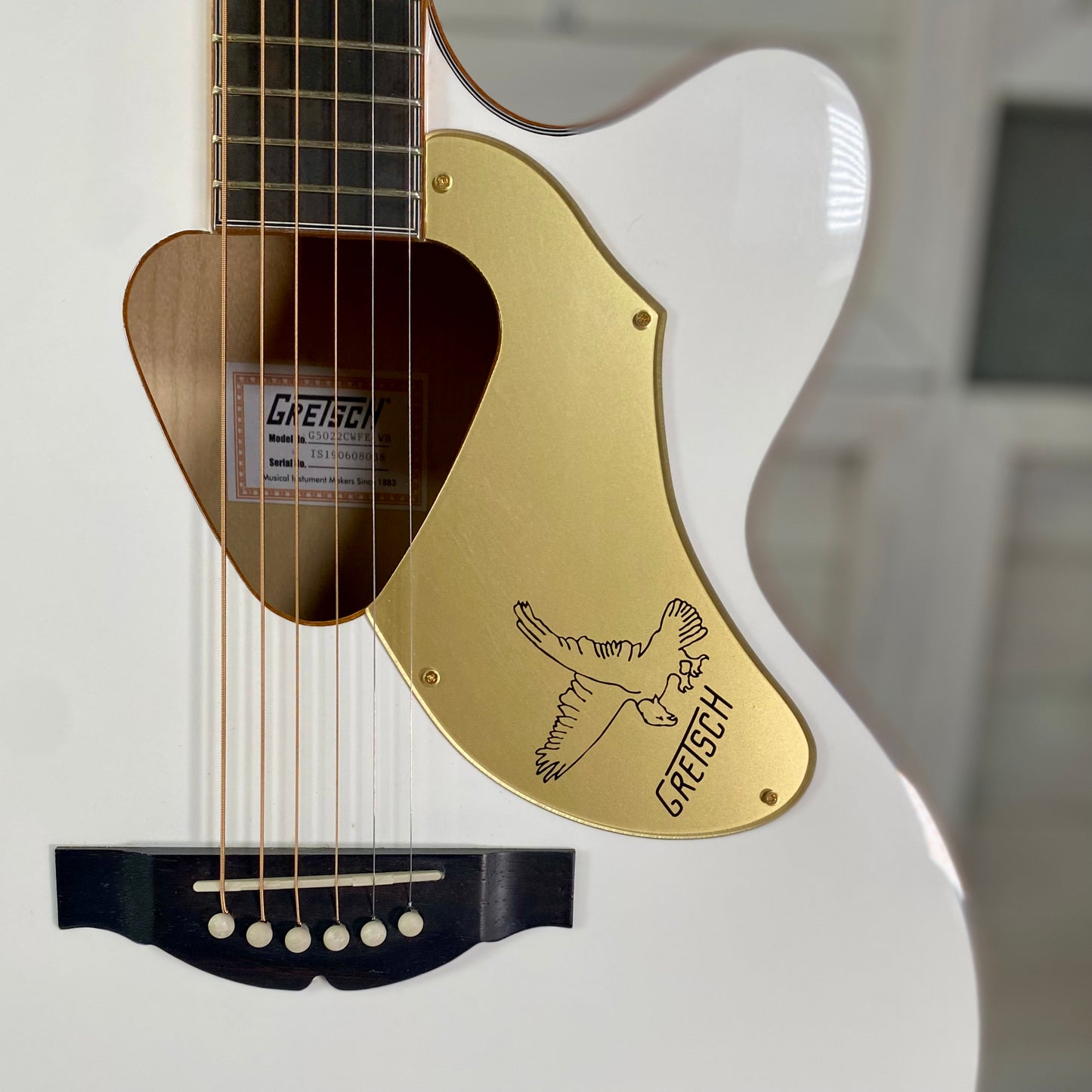 Gretsch G5022CWFE Rancher Falcon Jumbo Electric Acoustic Guitar With Hardshell Case in White USED