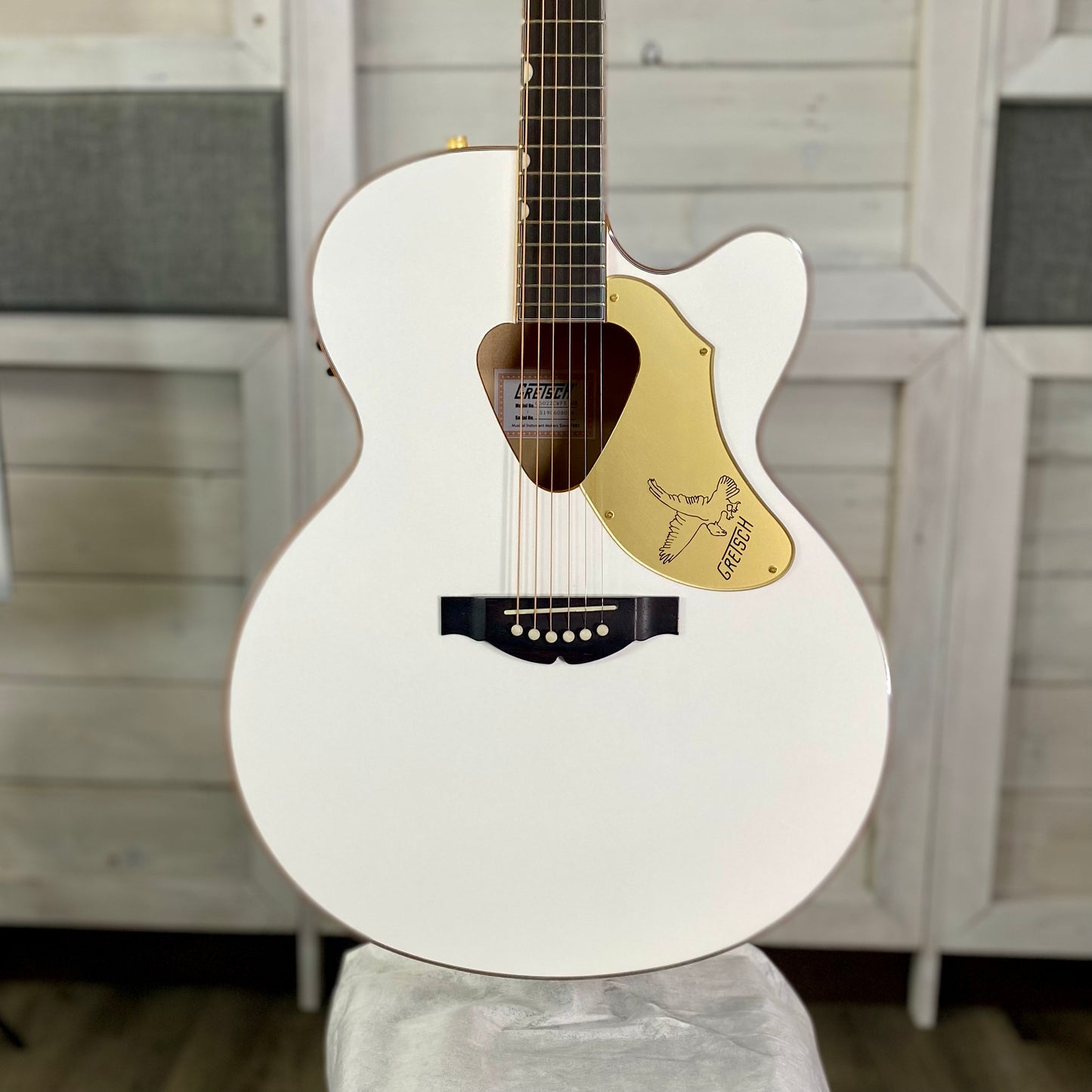Gretsch G5022CWFE Rancher Falcon Jumbo Electric Acoustic Guitar With Hardshell Case in White USED