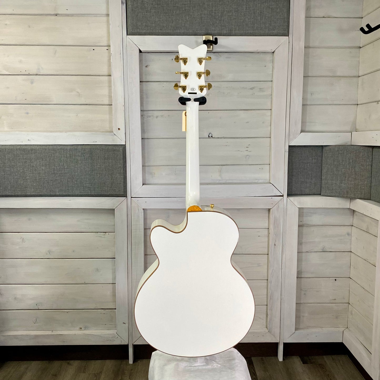 Gretsch G5022CWFE Rancher Falcon Jumbo Electric Acoustic Guitar With Hardshell Case in White USED