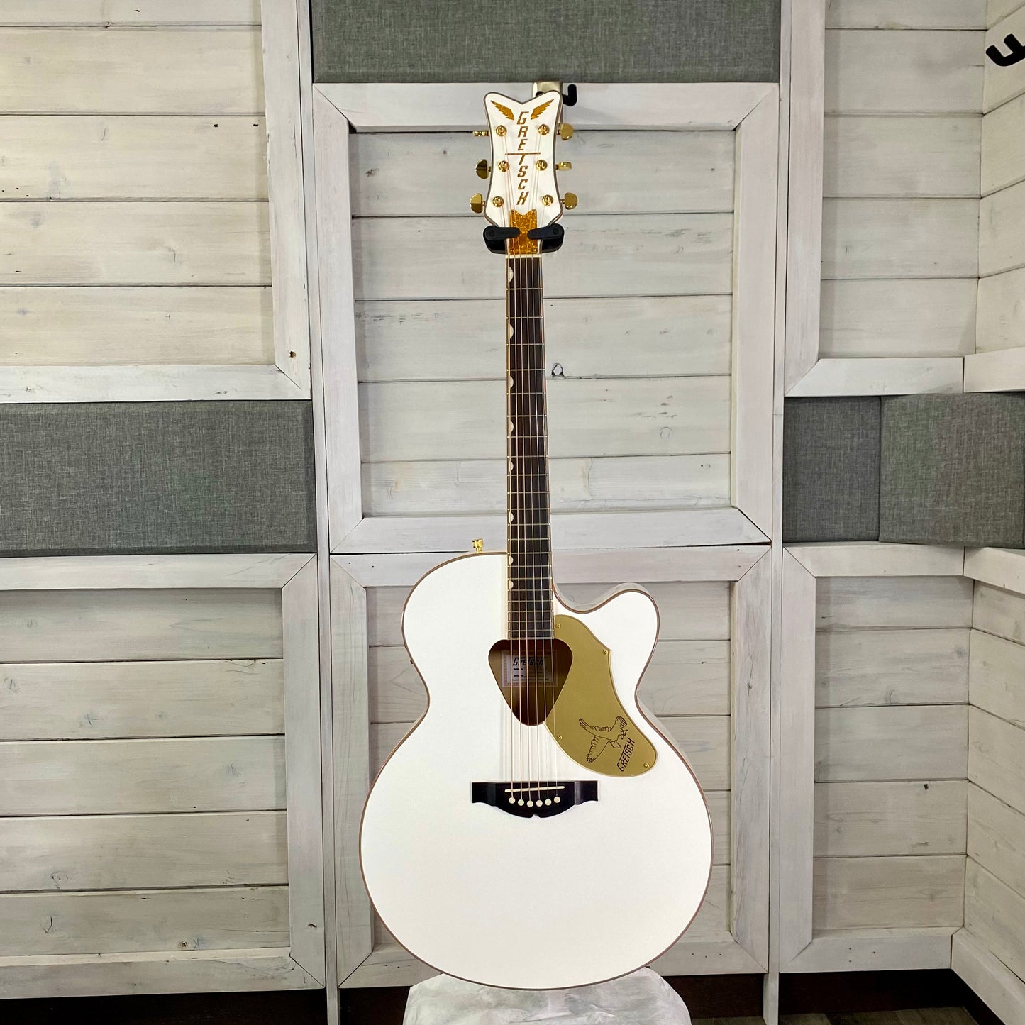 Gretsch G5022CWFE Rancher Falcon Jumbo Electric Acoustic Guitar With Hardshell Case in White USED