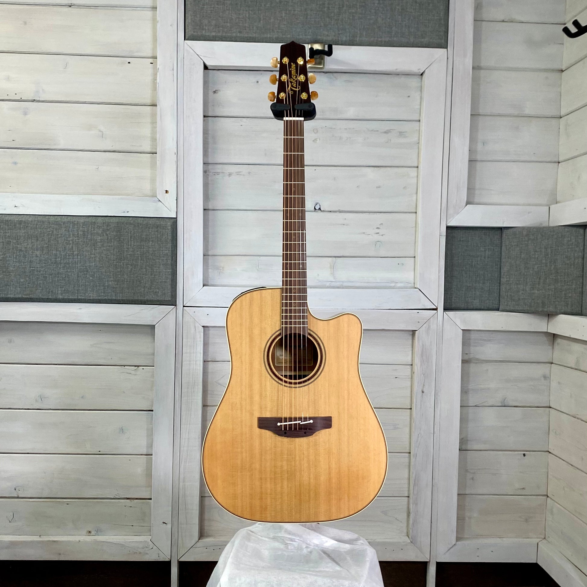 Takamine Pro Series 3 P3DC Electric Acoustic Guitar With Case