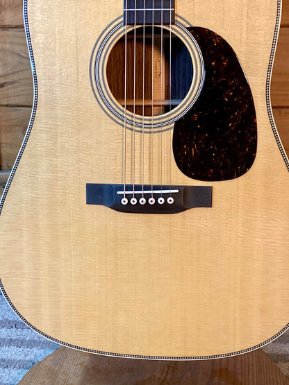 Martin HD28 Herringbone with Molded Hardshell Case