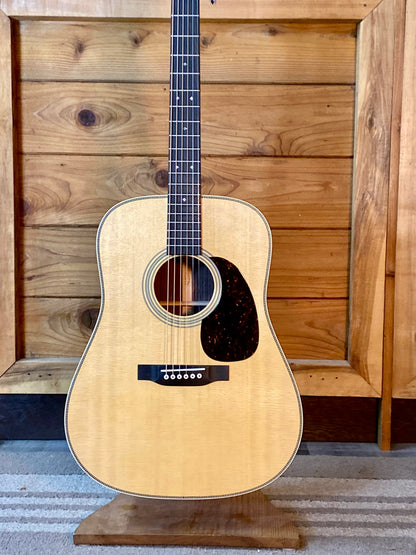 Martin HD28 Herringbone with Molded Hardshell Case