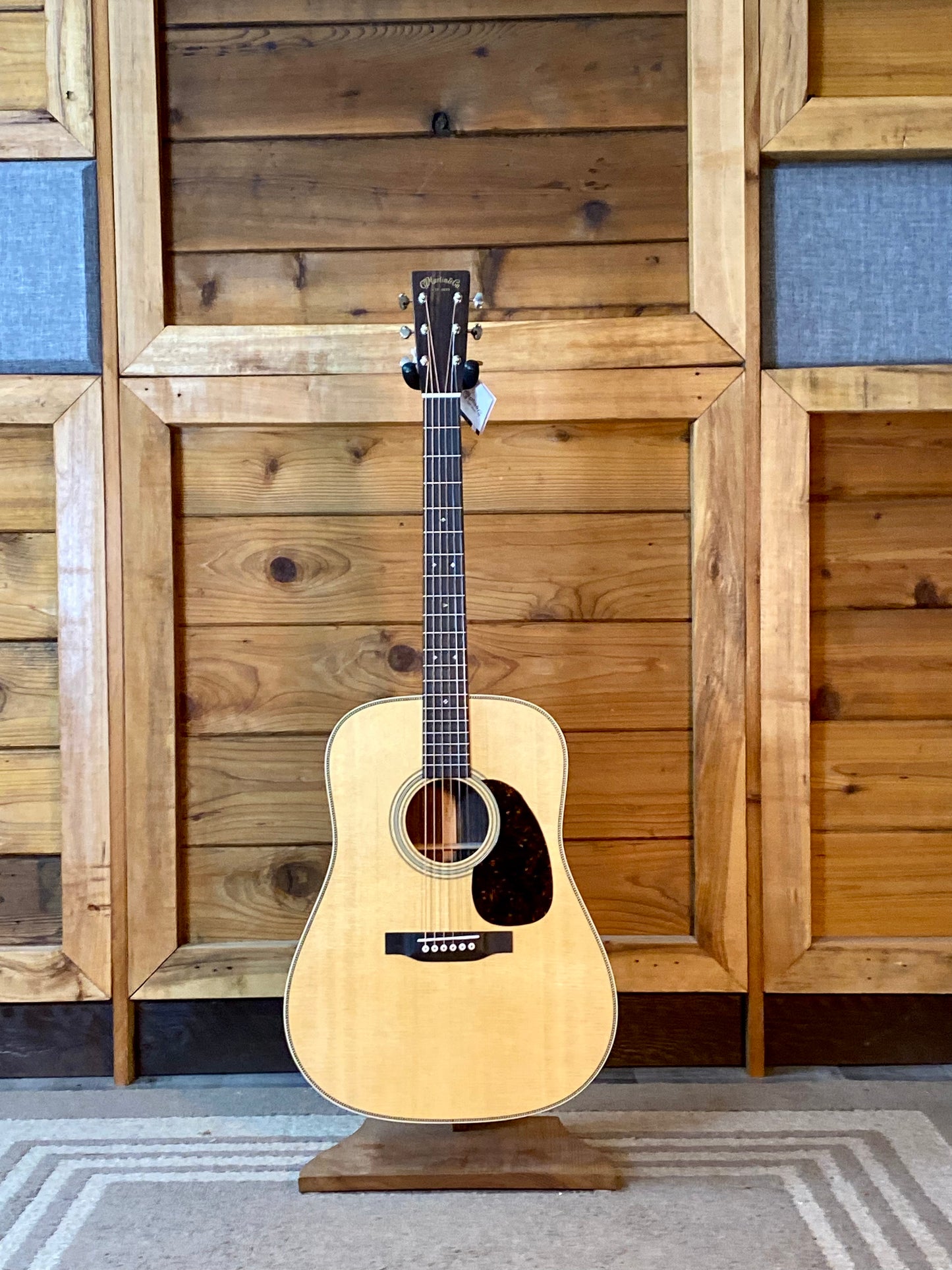 Martin HD28 Herringbone with Molded Hardshell Case