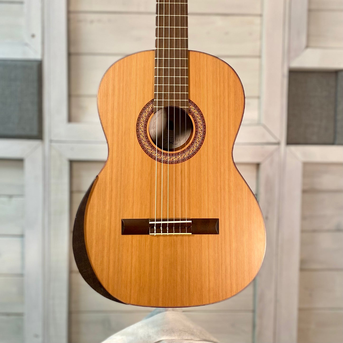 Manuel Rodriguez Tradición T-65 4/4 Classical Guitar – Solid Cedar / Mahogany